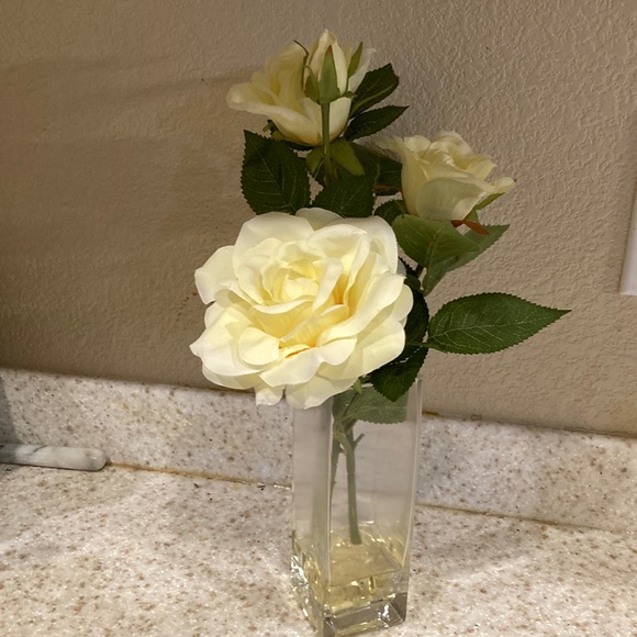 unbranded Accents Yellow Silk Roses In Tall Square Clear Glass Vase
